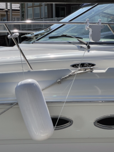 A fender system lifts a boat fender